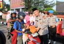 Polda Banten Bagikan Ratusan Takjil kepada Masyarakat