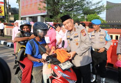 Polda Banten Bagikan Ratusan Takjil kepada Masyarakat