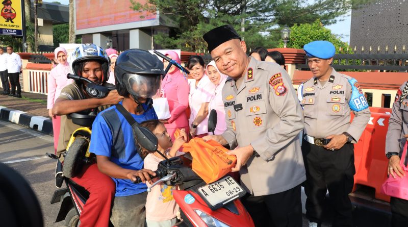 Polda Banten Bagikan Ratusan Takjil kepada Masyarakat