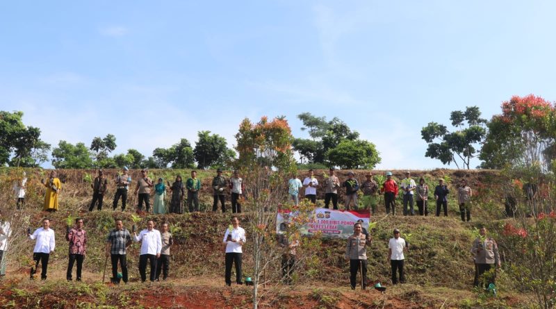 Kapolres Lebak Bersama Warga Laksanakan Penanaman Seribu Pohon di Curugbitung