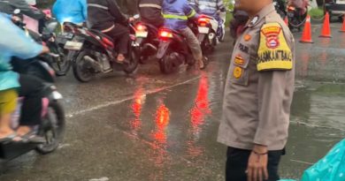 Brigadir Effrizal Atur Lalu Lintas Pagi di Jembatan Kuning Pasar Kemis