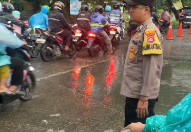 Brigadir Effrizal Atur Lalu Lintas Pagi di Jembatan Kuning Pasar Kemis