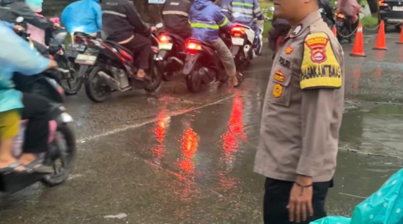 Brigadir Effrizal Atur Lalu Lintas Pagi di Jembatan Kuning Pasar Kemis