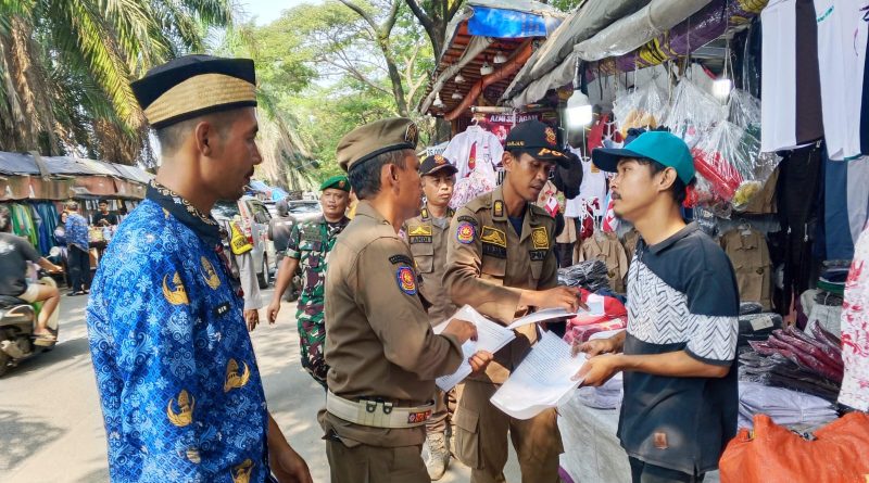 Trantib Kecamatan Pasar Kemis dan Satpol PP Kab. Tangerang Menyampaikan Surat Teguran Kepada PKL.