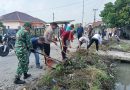 Bersama Muspika, Babinsa Kerja Bakti  Bersihkan Sampah dan Rumput Liar