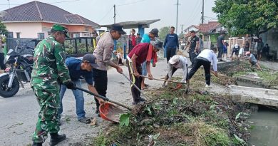 Bersama Muspika, Babinsa Kerja Bakti  Bersihkan Sampah dan Rumput Liar