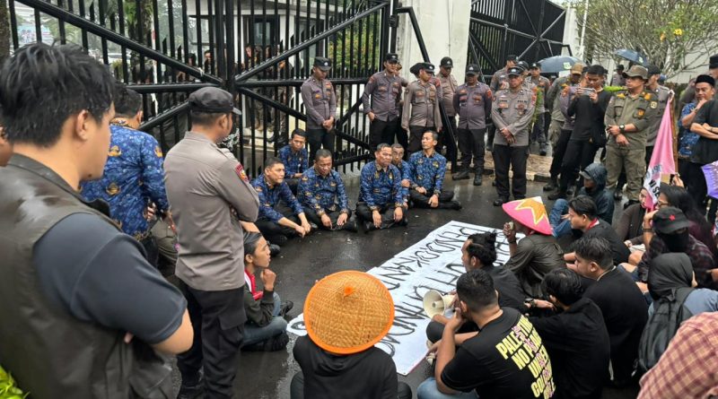 Polresta Serang Kota Laksanakan Pengamanan Aksi Unjuk Rasa Mahasiswa di KP3B dan DPRD Provinsi Banten