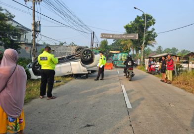 Satlantas Polres Serang Olah TKP Lakalantas di Cikeusal, Korban Dilarikan ke RSUD Serang Satlantas Polres Serang Olah TKP Lakalantas di Cikeusal, Korban Dilarikan ke RSUD Serang