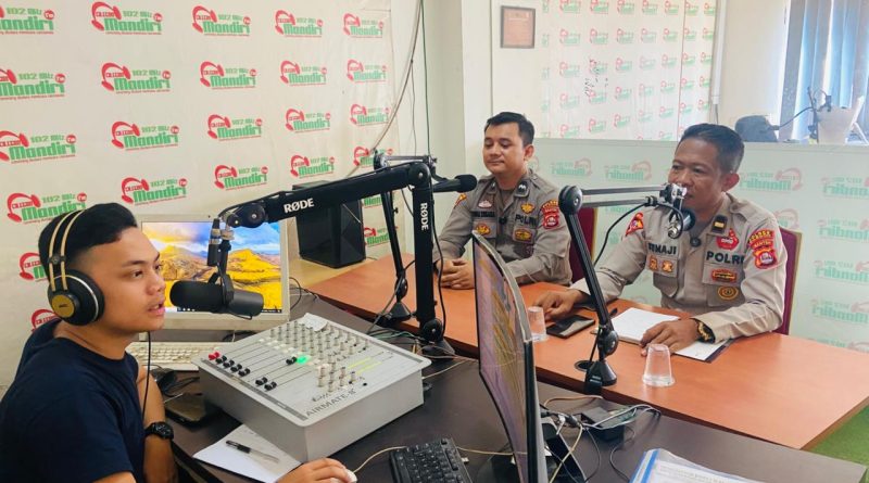 Polres Cilegon Sosialisasikan Layanan 110 Lewat Talkshow Mandiri FM, Ajak Warga Tak Ragu Lapor Polisi Polres Cilegon Sosialisasikan Layanan 110 Lewat Talkshow Mandiri FM, Ajak Warga Tak Ragu Lapor Polisi
