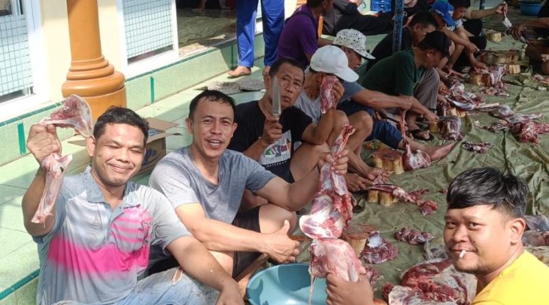 Moment Idul Adha : Warga Kutabumi dan Kutabaru Melakukan Pemotongan Hewan Qurban. Moment Idul Adha : Warga Kutabumi dan Kutabaru Melakukan Pemotongan Hewan Qurban.