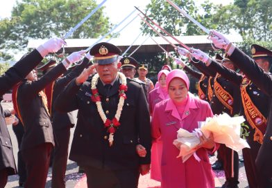 Tradisi Pedang Pora Menghantar Purna Bakti Personil Polres Serang.