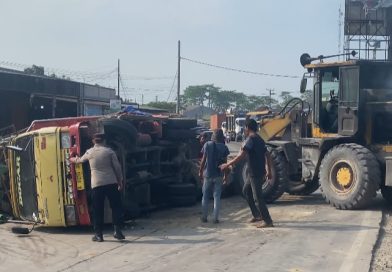Respon Cepat Personel Polres Serang, Polsek Jawilan Evakuasi Truk Bermuatan Rongsokan yang Terbalik