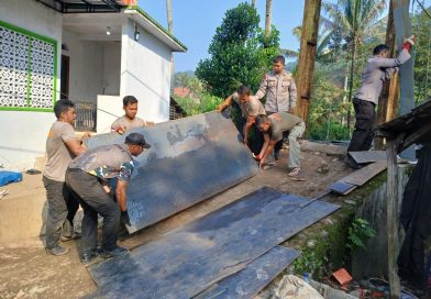 Dukung Mobilitas Warga, Satbrimob Polda Banten Revitalisasi Jembatan di Bayah