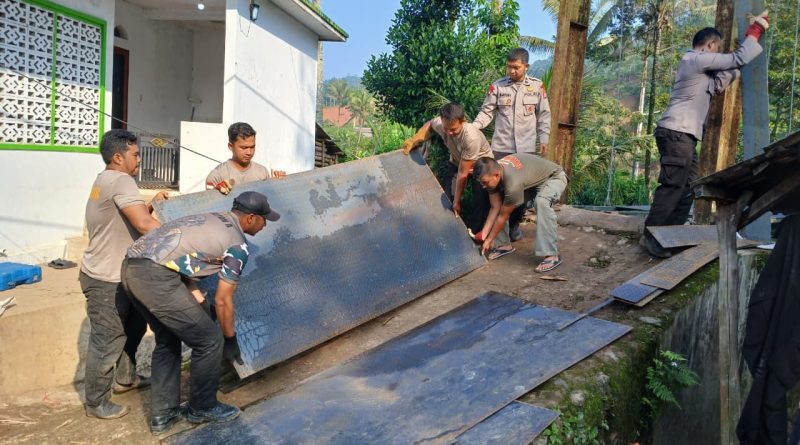 Dukung Mobilitas Warga, Satbrimob Polda Banten Revitalisasi Jembatan di Bayah