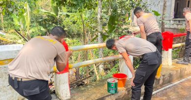 Peduli Fasilitas Umum, Ditsamapta Polda Banten Perbaiki Jembatan Merah Putih di Ciomas.