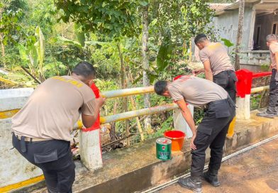 Peduli Fasilitas Umum, Ditsamapta Polda Banten Perbaiki Jembatan Merah Putih di Ciomas.