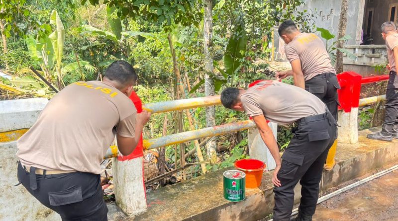 Peduli Fasilitas Umum, Ditsamapta Polda Banten Perbaiki Jembatan Merah Putih di Ciomas.