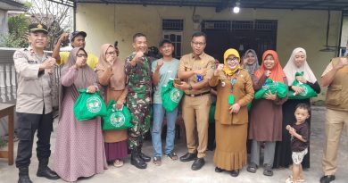 Bansos On The Spot Koramil Rajeg, TNI-Polri Bantu Warga