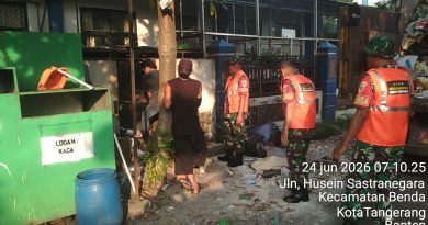 Koramil 02/Batuceper Bersama Warga Bersihkan Tumpukan Sampah di Jurumudi