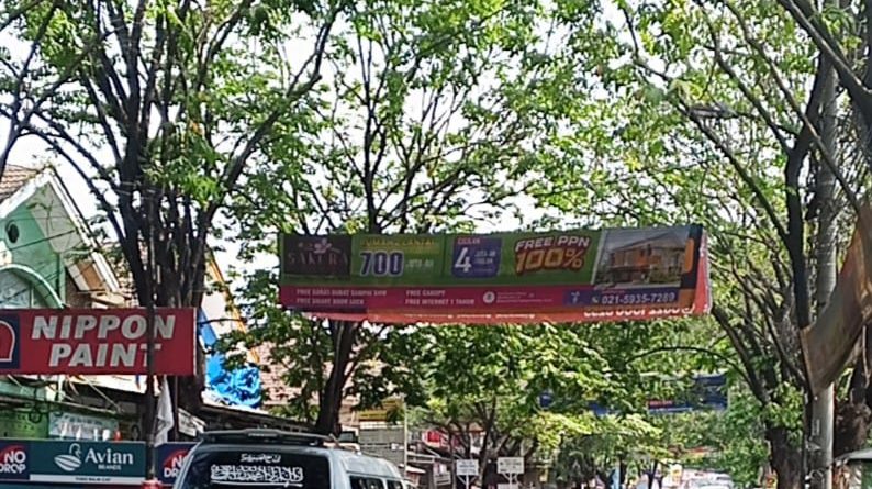 Pohon Mulai Rindang dan Membahayakan di Jalan Raya Kutabumi, Warga Desak Dinas Terkait Lakukan Pemangkasan Pohon Mulai Rindang dan Membahayakan di Jalan Raya Kutabumi, Warga Desak Dinas Terkait Lakukan Pemangkasan