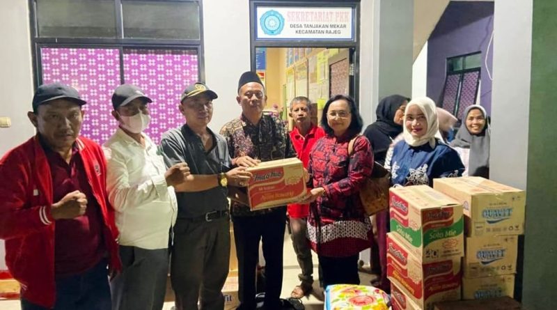 Fraksi PDI Perjuangan Salurkan Bantuan Logistik Bagi Warga Terdampak Kebakaran TPA Jatiwaringin