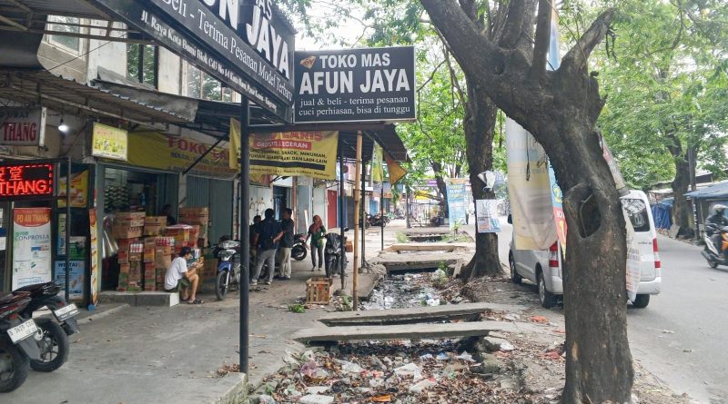 Kesadaran Rendah Terhadap Kebersihan Lingkungan dan Fasilitas Umum Beralih Fungsi : Penyebab Tumpukan Sampah di Saluran Air Kesadaran Rendah Terhadap Kebersihan Lingkungan dan Fasilitas Umum Beralih Fungsi : Penyebab Tumpukan Sampah di Saluran Air