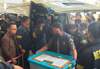 Polri Serahkan Tersangka dan Barang Bukti Perkara Dugaan Korupsi kepada Kejaksaan Agung Polri Serahkan Tersangka dan Barang Bukti Perkara Dugaan Korupsi kepada Kejaksaan Agung