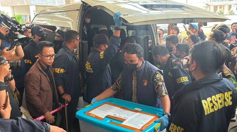 Polri Serahkan Tersangka dan Barang Bukti Perkara Dugaan Korupsi kepada Kejaksaan Agung Polri Serahkan Tersangka dan Barang Bukti Perkara Dugaan Korupsi kepada Kejaksaan Agung