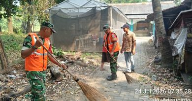 Koramil 02/Batuceper Bersama Warga Bersihkan Tumpukan Sampah di Jurumudi