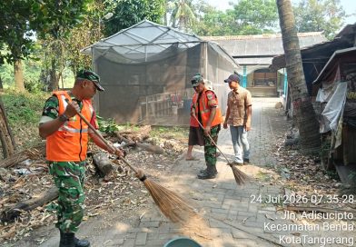 Koramil 02/Batuceper Bersama Warga Bersihkan Tumpukan Sampah di Jurumudi