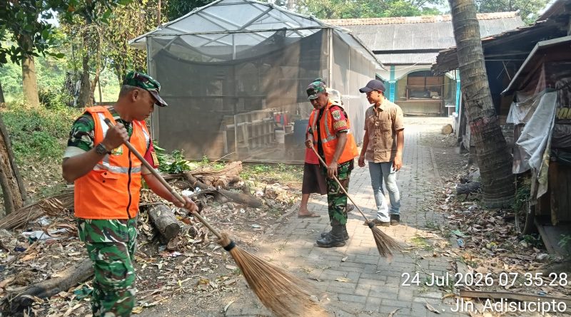 Koramil 02/Batuceper Bersama Warga Bersihkan Tumpukan Sampah di Jurumudi