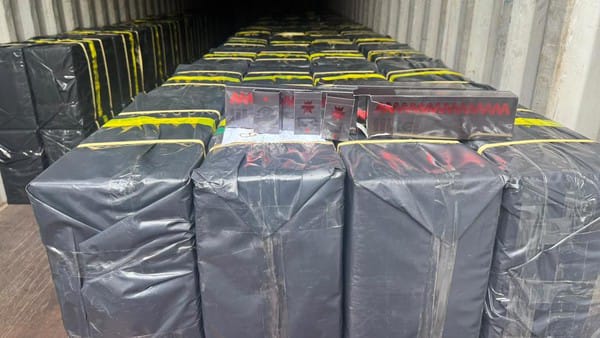 Kapal Pengangkut 2,6 Ton Narkoba Cair Juga Bawa 1,5 Juta Batang Rokok Ilegal Kapal Pengangkut 2,6 Ton Narkoba Cair Juga Bawa 1,5 Juta Batang Rokok Ilegal