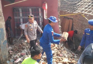 Polri Hadir di Tengah Warga, Bersihkan Puing Pascaledakan di Panimbang. Polri Hadir di Tengah Warga, Bersihkan Puing Pascaledakan di Panimbang.