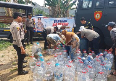 Peduli Warga Terdampak Kekeringan, Polda Banten Distribusikan 6.500 Liter Air Bersih di Tigaraksa. Peduli Warga Terdampak Kekeringan, Polda Banten Distribusikan 6.500 Liter Air Bersih di Tigaraksa.