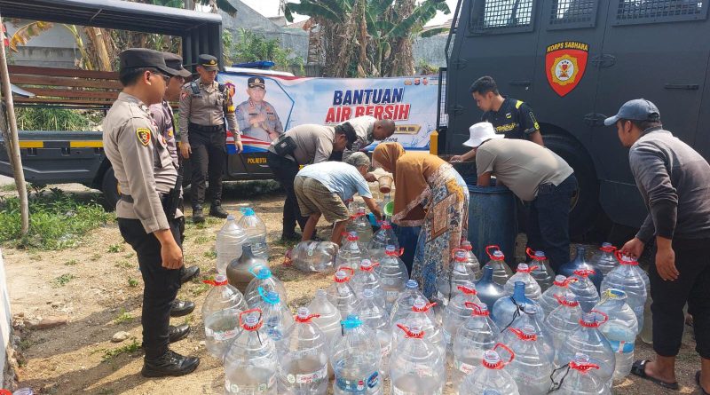 Peduli Warga Terdampak Kekeringan, Polda Banten Distribusikan 6.500 Liter Air Bersih di Tigaraksa. Peduli Warga Terdampak Kekeringan, Polda Banten Distribusikan 6.500 Liter Air Bersih di Tigaraksa.