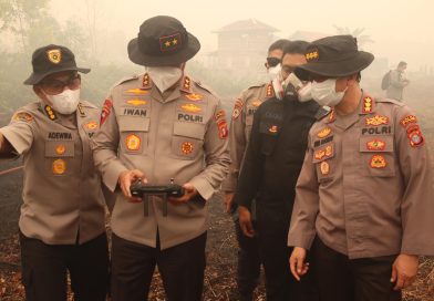 Respon Cepat Karhutla, Kapolda Kalteng Turun Langsung Pantau Titik Api di Jalan Mahir Mahar Palangka Raya Respon Cepat Karhutla, Kapolda Kalteng Turun Langsung Pantau Titik Api di Jalan Mahir Mahar Palangka Raya
