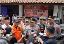 Polda Banten dan Basarnas Lakukan Pencarian Rombongan Jurnalis yang Hilang Kontak di Selat Sunda Polda Banten dan Basarnas Lakukan Pencarian Rombongan Jurnalis yang Hilang Kontak di Selat Sunda