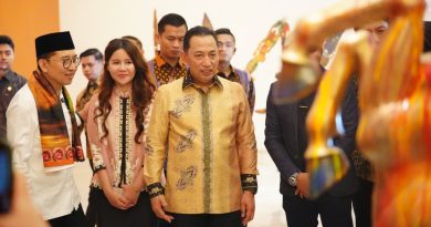 Kapolri Hadiri Pembukaan Pameran Nasirun “Bersimpuh di Kaki Para Guru” di Galeri Nasional Indonesia Kapolri Hadiri Pembukaan Pameran Nasirun “Bersimpuh di Kaki Para Guru” di Galeri Nasional Indonesia