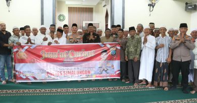 Jumat Curhat dan Jumat Berkah di Gunung Malela, Kapolres Simalungun Serap Keluhan Warga dan Bantu 100 Lembar Seng untuk Masjid Al Ikhlas Jumat Curhat dan Jumat Berkah di Gunung Malela, Kapolres Simalungun Serap Keluhan Warga dan Bantu 100 Lembar Seng untuk Masjid Al Ikhlas