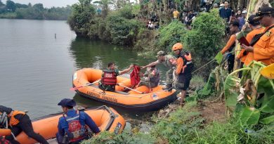 Danramil 03/Legok Ikut Langsung Pencarian Korban Tenggelam di Danau Bekas Galian Desa Jatake.