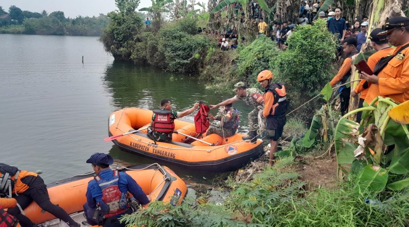 Danramil 03/Legok Ikut Langsung Pencarian Korban Tenggelam di Danau Bekas Galian Desa Jatake.