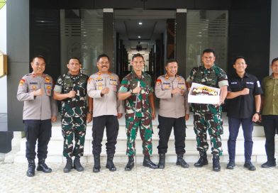Momen Hangat Polres Metro Tangerang Kota dan Polres Metro Tangerang Selatan Berikan Kejutan HUT TNI ke-81 di Kodim 0510/Tigaraksa.