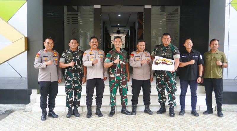 Momen Hangat Polres Metro Tangerang Kota dan Polres Metro Tangerang Selatan Berikan Kejutan HUT TNI ke-81 di Kodim 0510/Tigaraksa.