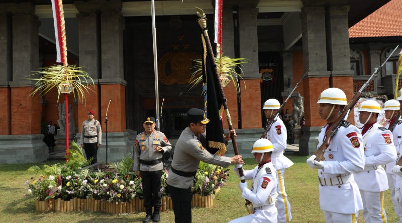 Polda Bali Gelar Upacara Penyerahan Pataka “Sura Dwipa Sarva Bavena” Kepada Kapolda Baru