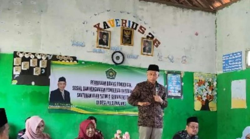 Kepala Kamenag Kanwil Banten Salurkan Bantuan Sosial di Pulo Panjang Kepala Kamenag Kanwil Banten Salurkan Bantuan Sosial di Pulo Panjang