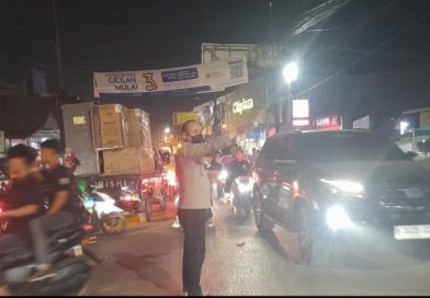 Respon Cepat Aipda Agus Bhabinkamtibmas Kutabaru Turun Langsung Atur Lalin, Urai Kemacetan Sore