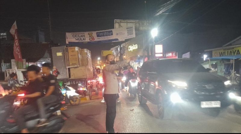 Respon Cepat Aipda Agus Bhabinkamtibmas Kutabaru Turun Langsung Atur Lalin, Urai Kemacetan Sore